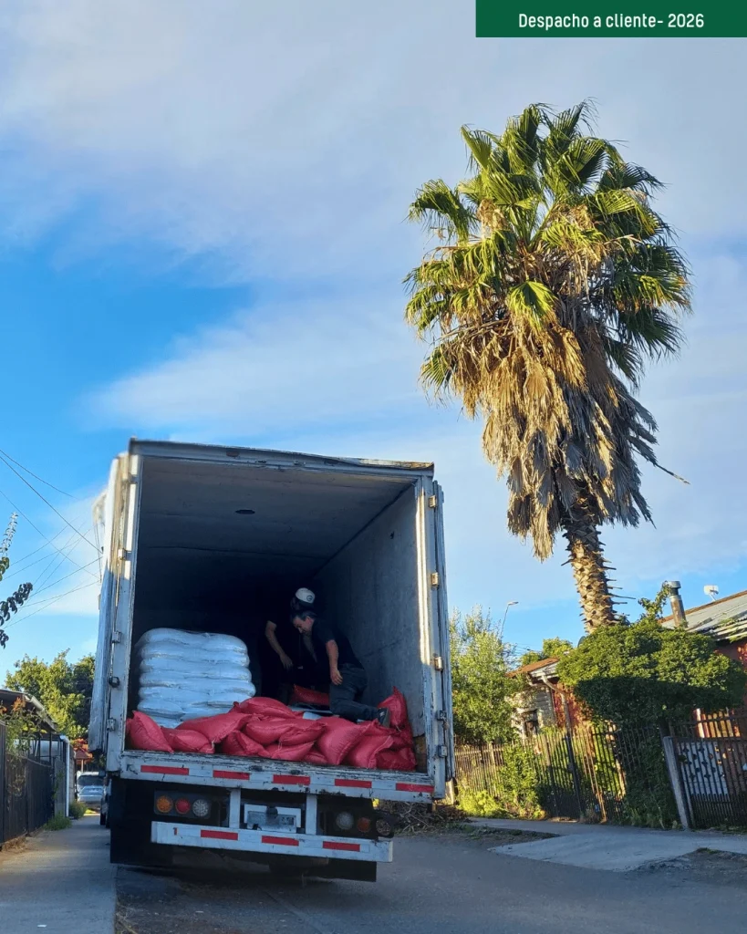 Carga de sacos de semillas de Agrohuerta para despacho a un cliente